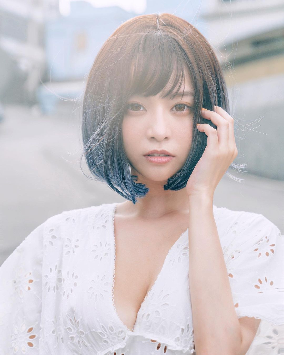 Angela Quách là một trong những mỹ nhân gợi cảm cực nổi tiếng ở Đài Loan. Cô nàng có khuôn mặt xinh đẹp ngọt vào, thân hình bốc lửa, đặc biệt là vòng một khủng lên tới cup G.