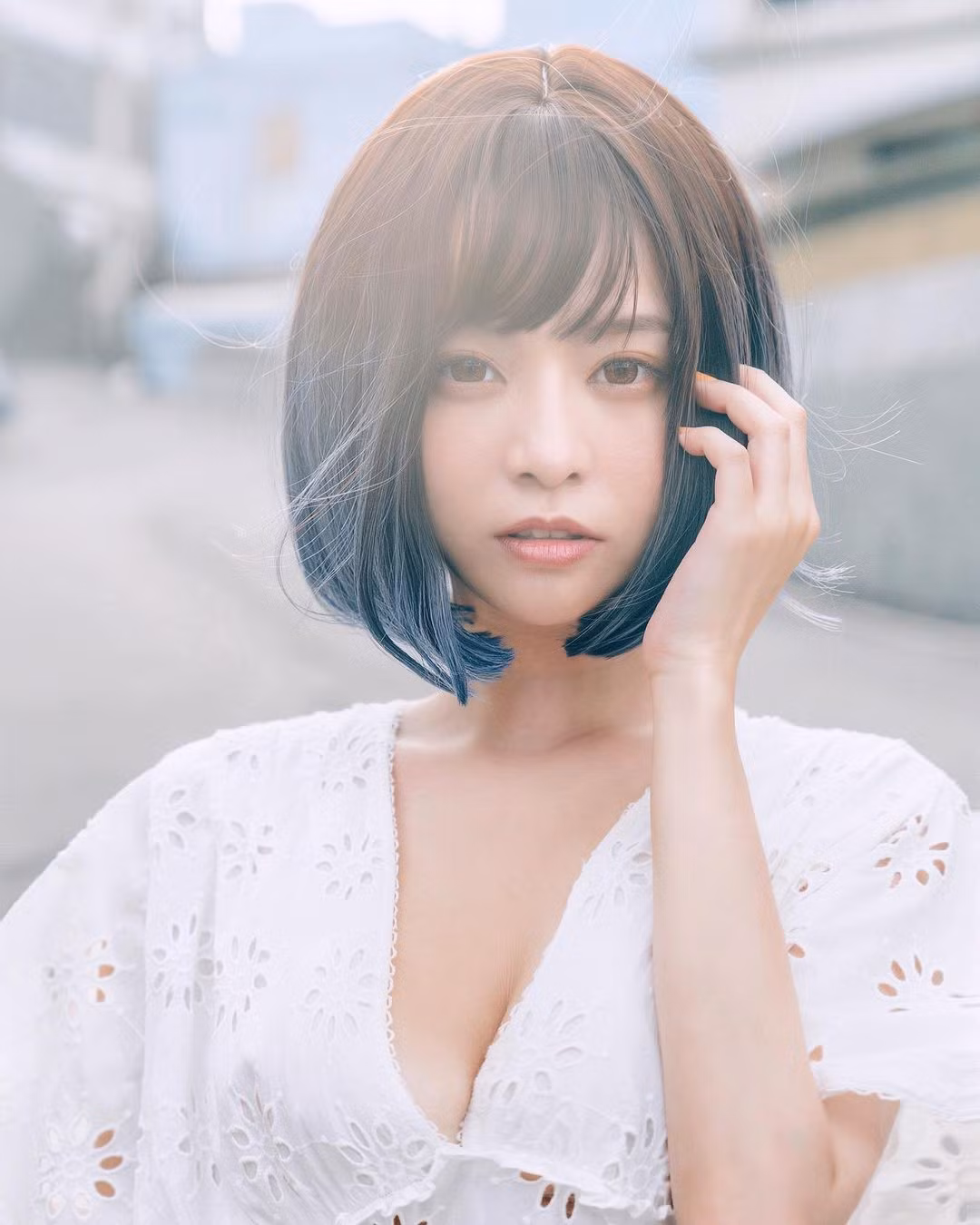 Angela Quách là một trong những mỹ nhân gợi cảm cực nổi tiếng ở Đài Loan. Cô nàng có khuôn mặt xinh đẹp ngọt vào, thân hình bốc lửa, đặc biệt là vòng một khủng lên tới cup G.