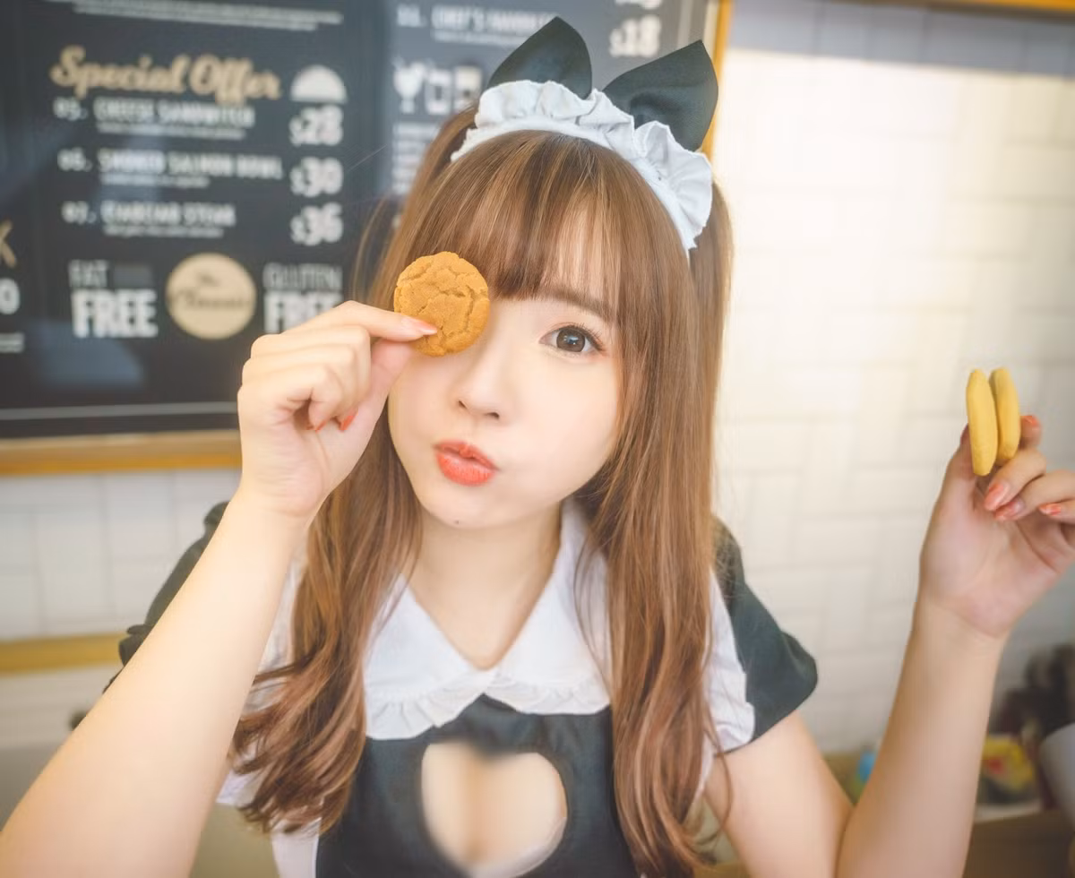 Lần hoá thân thành cô hầu gái, Little Apple khiến người hâm mộ thích thú và không ngừng tán dương rằng "đây chính là cô hầu gái bước từ truyện tranh ra".