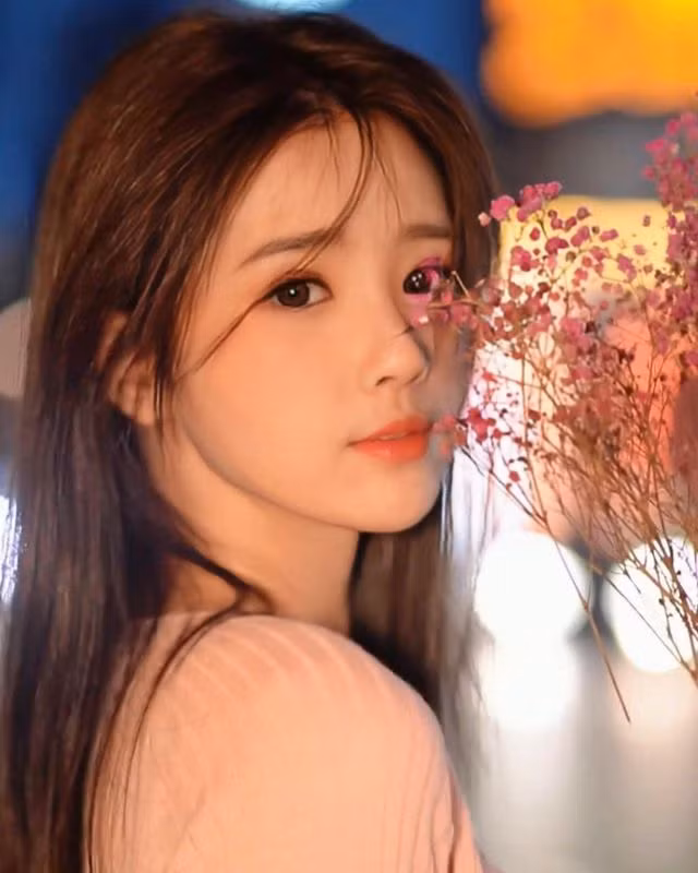 Qua những hình ảnh mà Little Apple đăng tải, có thể thấy cô nàng chuộng phong cách nữ tính gợi cảm, thi thoảng cũng pha chút mạnh mẽ, thể thao hoặc phá cách cá tính.