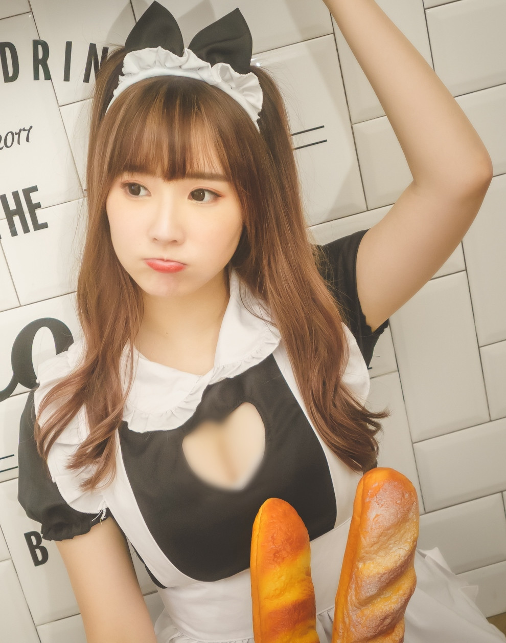 Mới đây, Little Apple đã tung ra những hình ảnh mới, hoá thân thành cô hầu gái trong tiệm bánh mì.