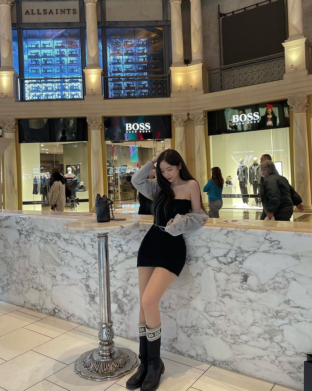 Không chỉ trang phục thể thao, trang phục thường ngày của hot girl xinh đẹp Geum Hwa cũng vô cùng bắt mắt. Cô nàng chuộng các thiết kế bó sát, ngắn, tôn được dáng vóc đẹp hoàn hảo của mình.