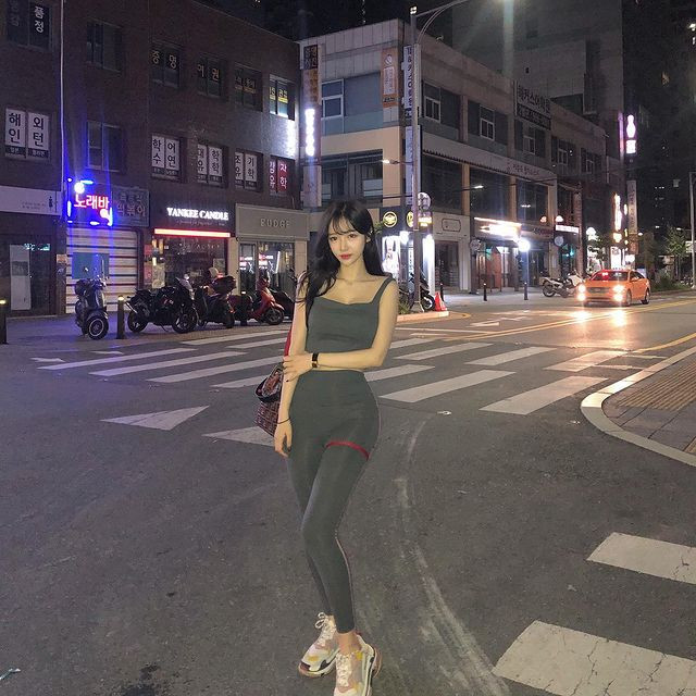 Ngay cả khi mặc quần tập yoga bó sát xuống phố, Geum Hwa cũng không ngại ngần.