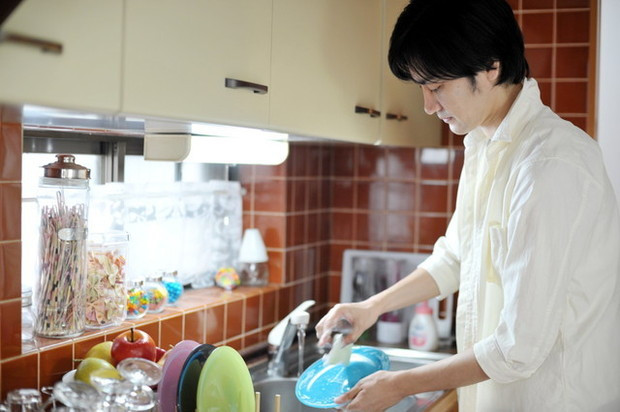 Những khó chịu này tích tụ lâu dài sẽ khiến sự nhiệt tình trong chuyện ái ân của phụ nữ giảm đi, thậm chí một số phụ nữ còn chán ghét chuyện yêu, chán ghét việc thân mật với chồng chỉ vì suốt ngày phải dọn dẹp.