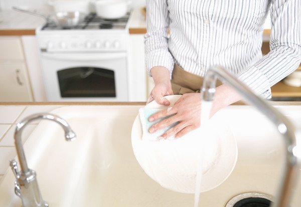 Cùng nhau rửa bát gia đình sẽ có nhiều "phúc khí"? Đối với các cặp vợ chồng chung sống với nhau hàng ngày, việc nhà luôn là vấn đề cần phải nói rõ ràng. Ở đây cũng xin nhắc lại rằng, quan niệm "nam đảm việc ngoài, nữ đảm việc trong" đã không còn phù hợp. (Ảnh minh họa)