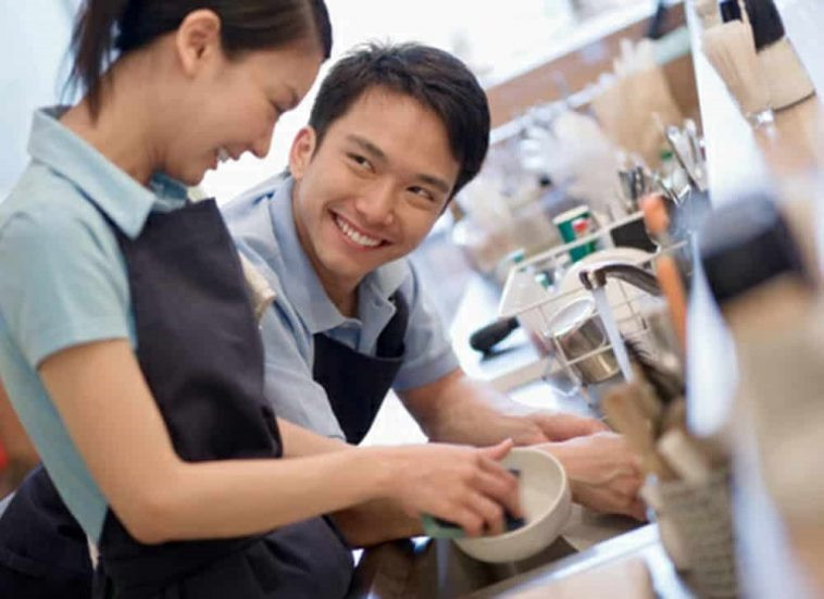 CCF chỉ ra rằng, trong tất cả các công việc nhà như dọn dẹp, lau rửa, phụ nữ muốn nam giới chủ động giúp rửa bát nhất. Một khi hành động này xảy ra, sự hài lòng của phụ nữ với bạn đời của họ sẽ được cải thiện đáng kể và cả hai sẽ ít cãi vã hơn, chuyện yêu cũng thăng hoa.