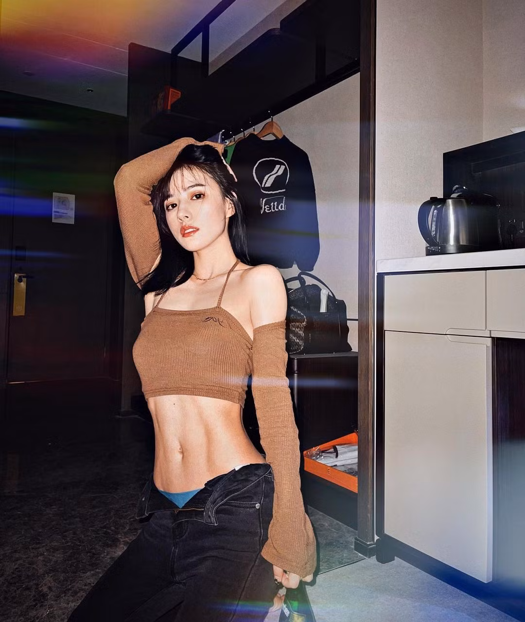 Cơ bụng của Trần Ương không hề thua kém các huấn luyện viên thể hình, khiến nhiều cô gái trẻ mơ ước, muốn được như vậy.