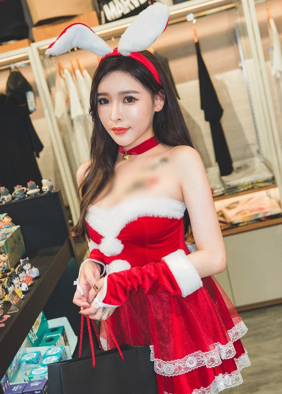 Song, đến chiếc tạp dề khi đó cũng không được buộc dây cẩn thận mà cố tình để thả, khoe thân hình bốc lửa của hot girl San San.