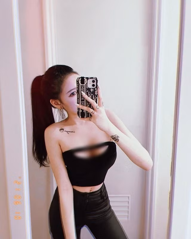 Đáp lại những bình luận chỉ trích, chê trách, San San khá bình tĩnh, cô nàng cũng không xoá những bức ảnh gây tranh cãi, chỉ lẳng lặng đăng tải thêm những hình ảnh xinh đẹp gợi cảm khác.