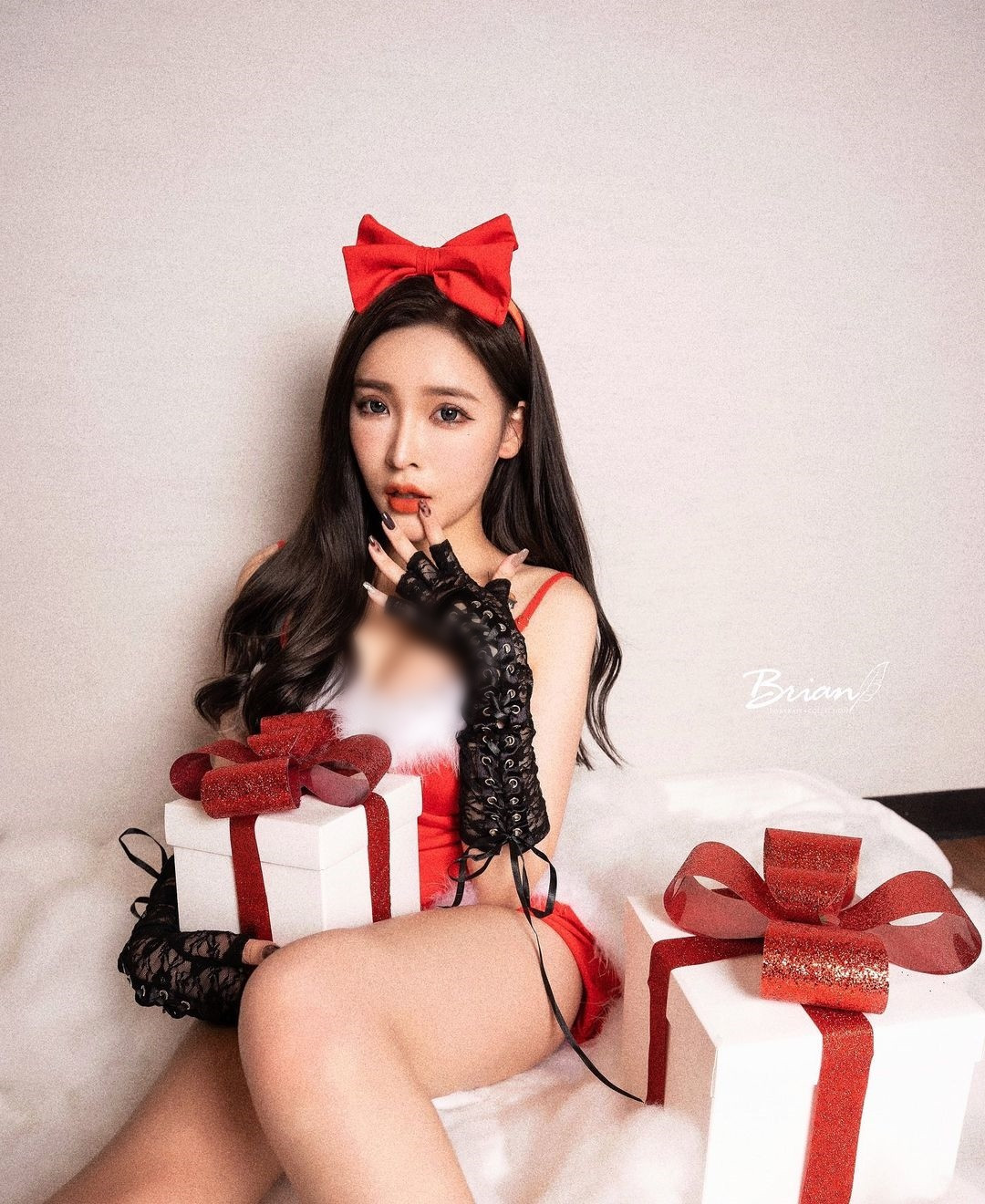 Ngay sau đó, San San còn tung ra những hình ảnh trong bộ trang phục Noel gợi cảm. Tuy nhiên, vì ấn tượng xấu do bức ảnh mặc nội y cắt tóc cho khách hàng, hot girl không được đón nhận.