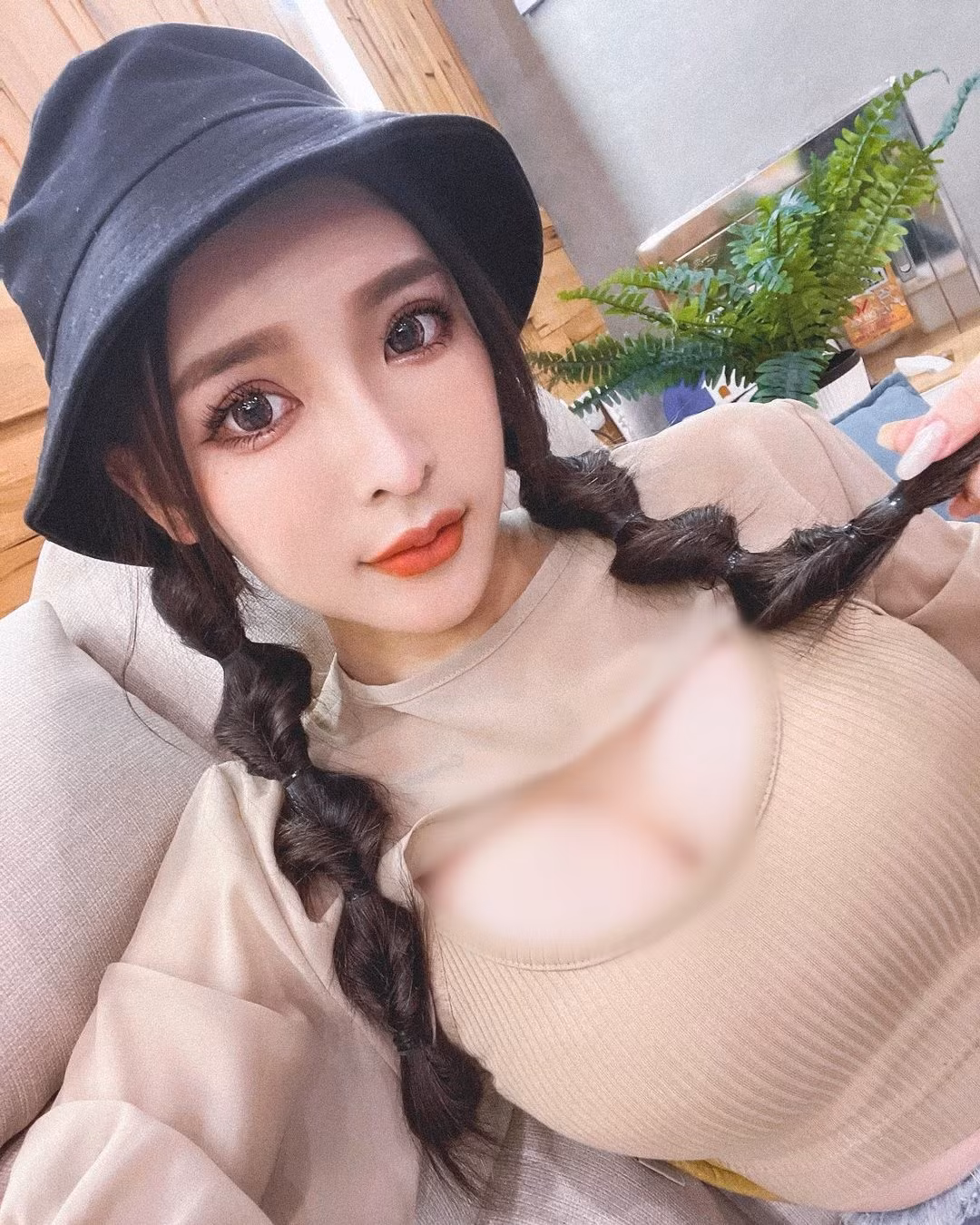 Tuy nhiên, không giống như những hot girl khác thường nhận được cơn mưa lời khen, San San gần đây liên tục bị cộng đồng mạng chỉ trích.