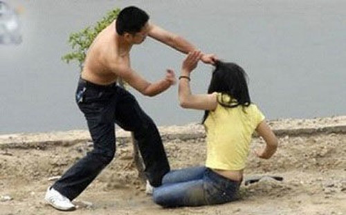 Danh vo khi con tre, ong chong gap chuyen bi tham luc liet giuong