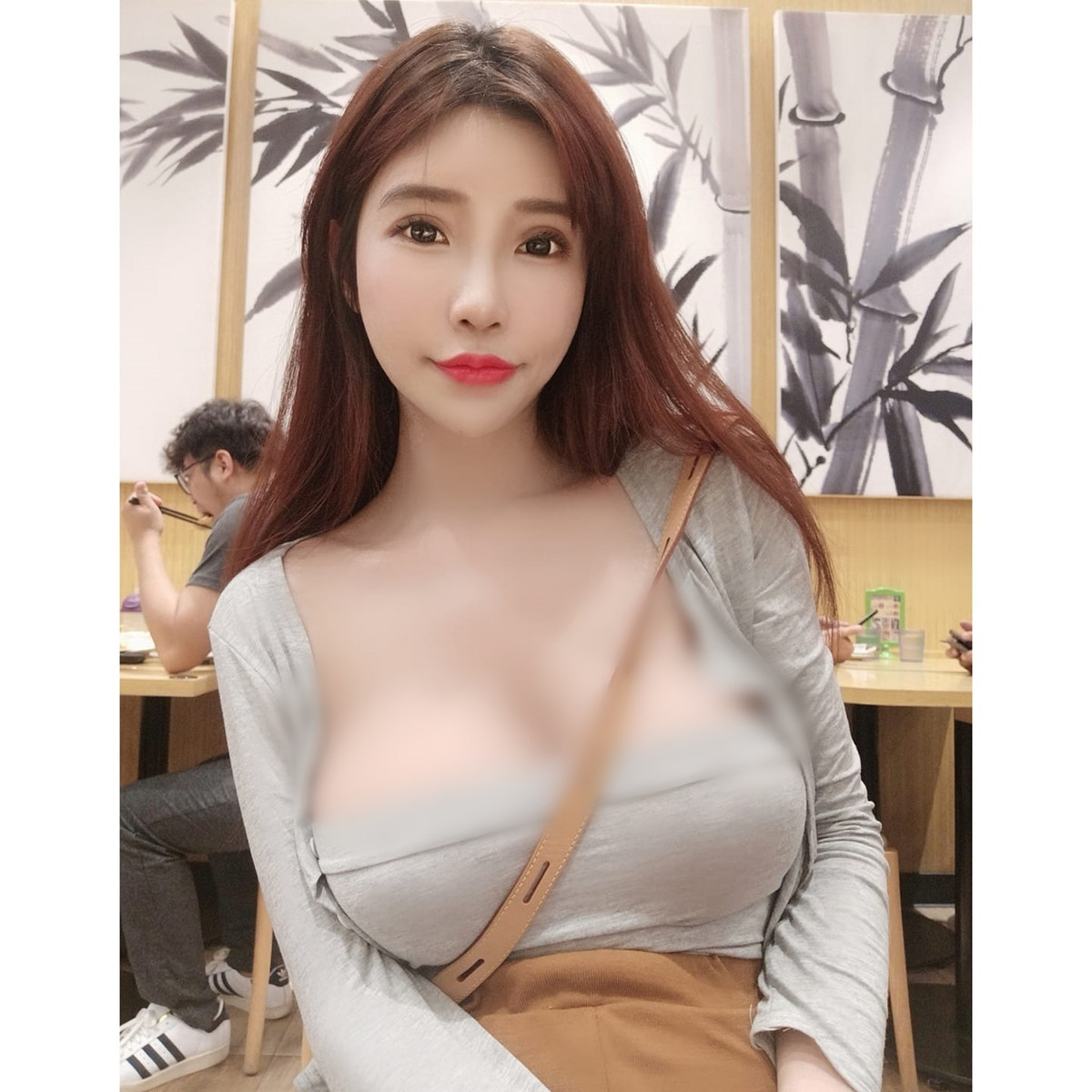 Ngoài đời, Tiền Dục Từ ưa thích những bộ đồ bó sát, hở hang. Cô nàng thường xuyên diện đồ quây, áo hai dây, crop top, khoe bộ ngực căng đầy của mình.