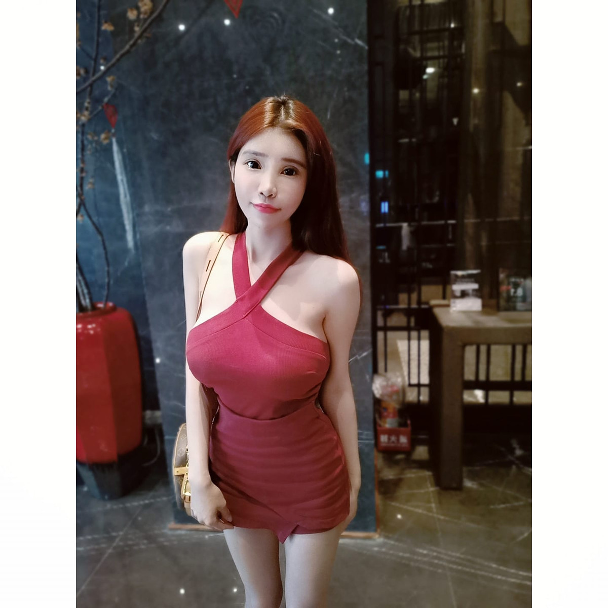 Rất nhiều người nhận xét rằng, Tiền Dục Từ cực kỳ hợp với màu đỏ. Đây là màu sắc khiến cô nổi bật nhất, dù không diện trang phục Noel cũng đủ gây chú ý.