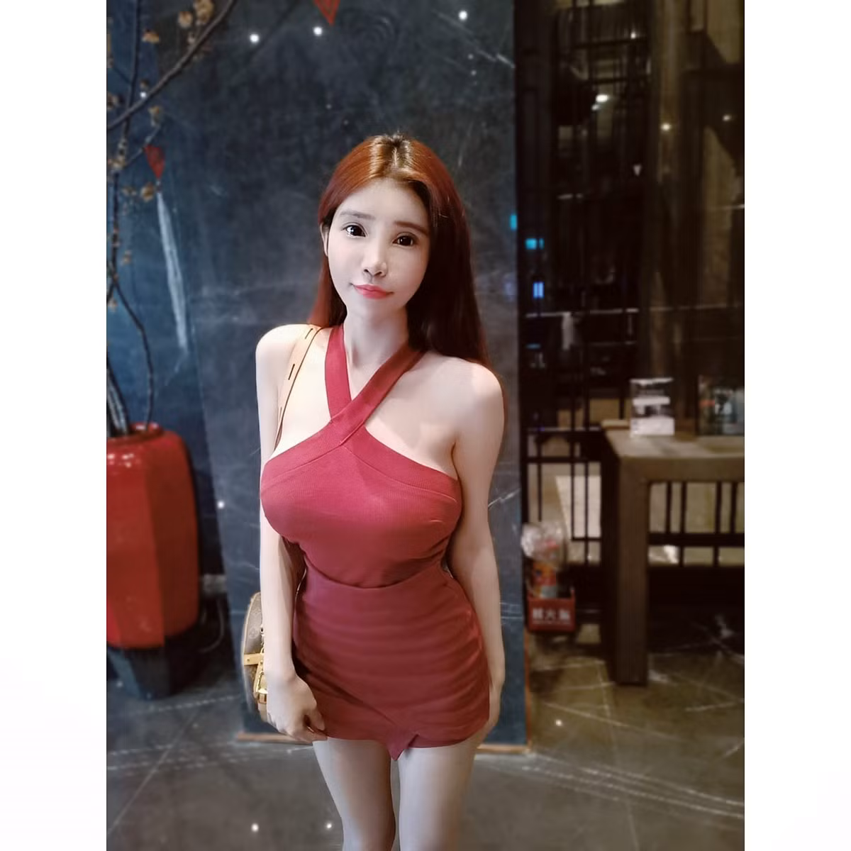 Rất nhiều người nhận xét rằng, Tiền Dục Từ cực kỳ hợp với màu đỏ. Đây là màu sắc khiến cô nổi bật nhất, dù không diện trang phục Noel cũng đủ gây chú ý.