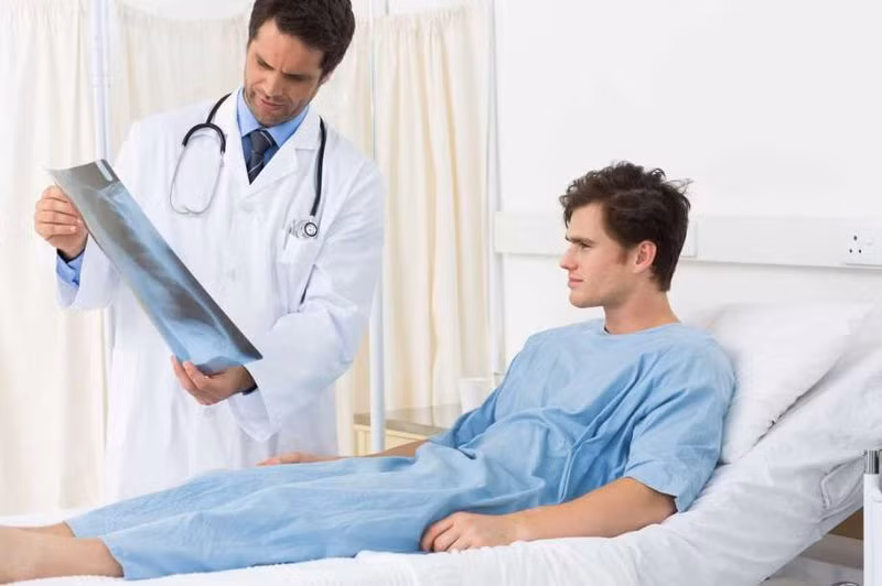 Nếu là do viêm nhiễm niệu đạo, tuyến tiền liệt thì phải điều trị dứt điểm bằng thuốc kháng sinh. Nếu do dị vật thì phải lấy dị vật ra và ngừng quan hệ trong vòng 1 đến 2 tuần để tuyến tiền liệt hồi phục.