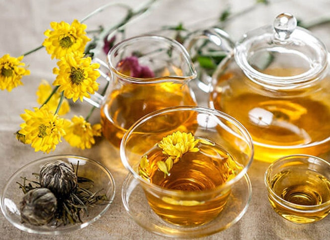 Tuy nhiên, mọi người cần chú ý rằng, trà hoa cúc ở đây không phải loại trà có hoa cúc là một trong những thành phần (trà hỗn hợp). Bởi vì nhiều loại trà tổng hợp có caffein và các chất làm suy giảm chất lượng giấc ngủ.