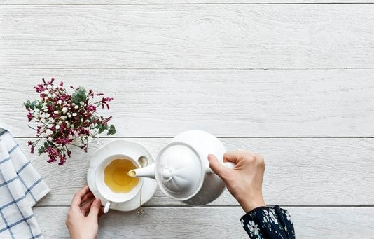 Thứ hai, trà hoa cúc ấm. Trà hoa cúc vốn đã được xem như loại trà có rất nhiều công dụng, trong đó nổi bật nhất là giúp thư giãn thần kinh và ngủ ngon hơn.