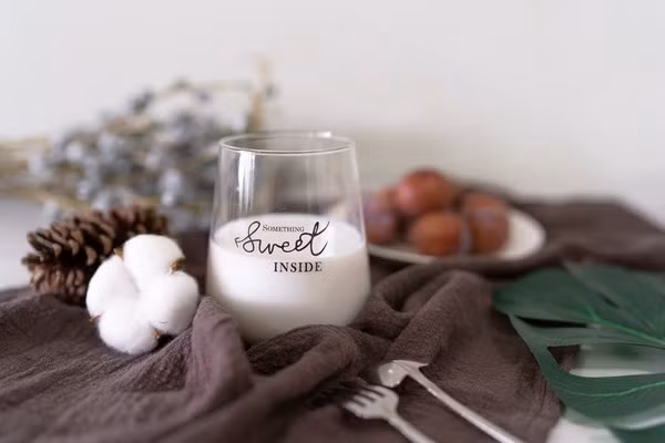 Thứ ba, sữa. Theo các nhà khoa học, sữa có chứa casein, cơ thể tiêu hóa chậm, nên uống một ly sữa trước khi đi ngủ có thể giúp xây dựng cơ bắp khi ngủ, tăng cường trao đổi chất.