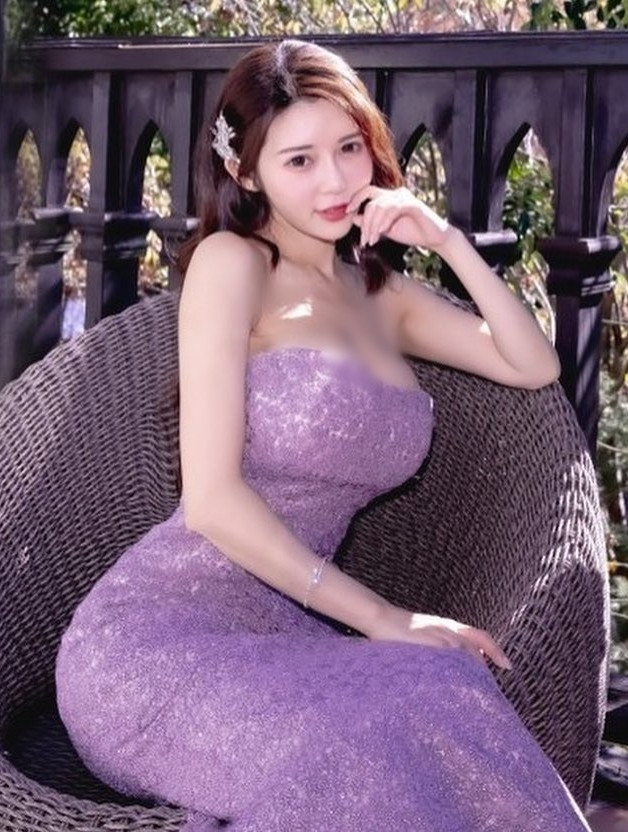 Hot girl An Hi vốn nổi tiếng là mỹ nhân gợi cảm. Cô nàng sở hữu khuôn mặt V-line, nụ cười ngọt ngào và đặc biệt là vòng một cup F, từng được tung hô là "nữ thần siêu vòng 1".