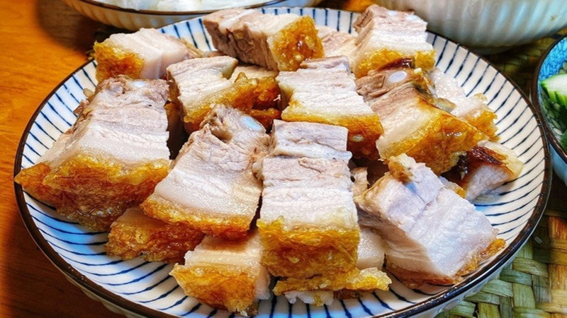 Thứ nhất là thịt được nấu với nhiệt độ quá cao sẽ làm biến tính protein, hơn nữa chất béo được đun nấu ở nhiệt độ cao sẽ tạo ra các chất gây ung thư như benzopyrene và các amin dị vòng.