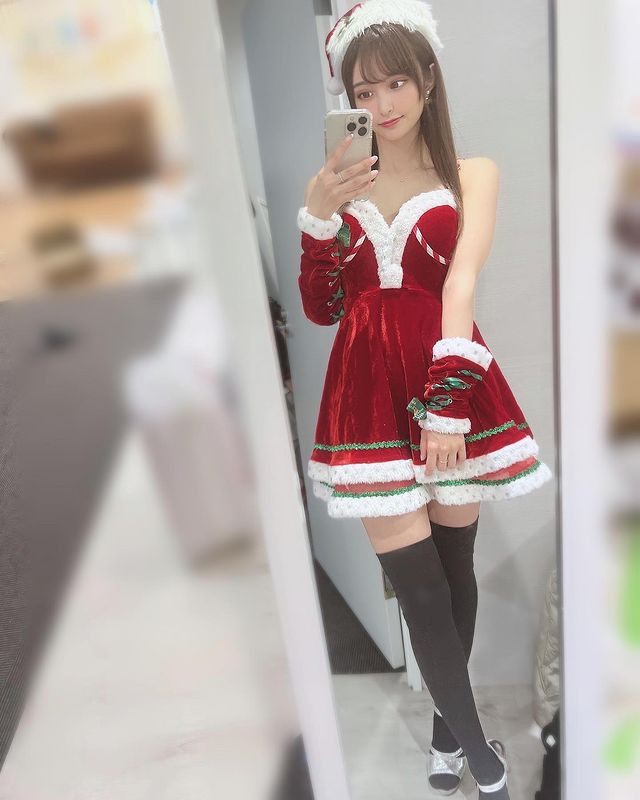 Ngoài công việc chính của mình, Rea Hanasaki còn là một người mẫu thời trang, người mẫu nội y rất có tiếng.