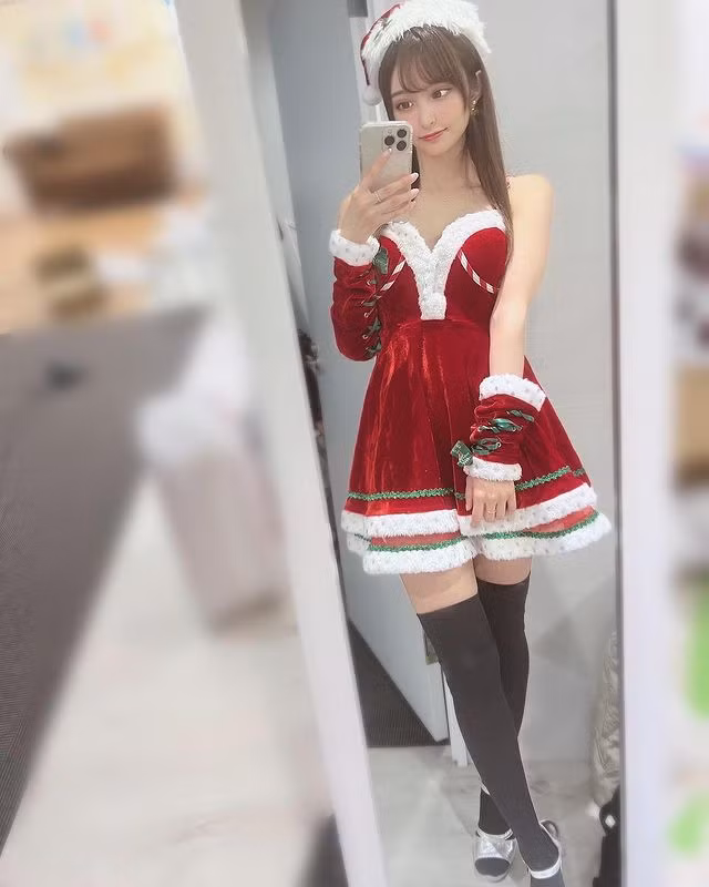 Ngoài công việc chính của mình, Rea Hanasaki còn là một người mẫu thời trang, người mẫu nội y rất có tiếng.