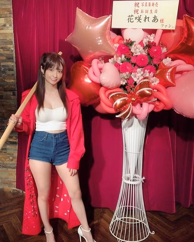 Ngoài đời, cô nàng nha sĩ gợi cảm Rea Hanasaki cũng sở hữu gu thời trang trẻ trung, gợi cảm, thường kết hợp những gam màu trung tính, đơn sắc.