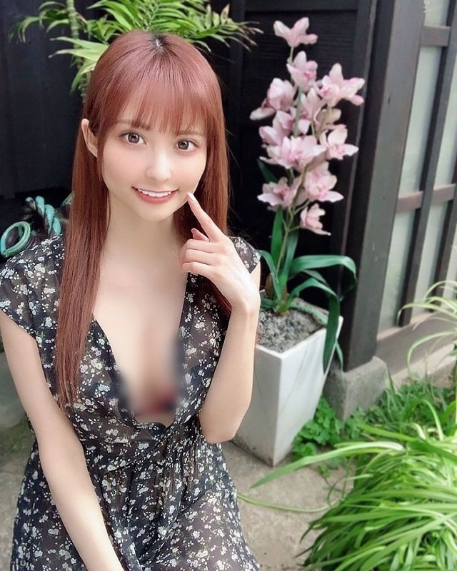 Mỗi khi Rea Hanasaki đăng tải hình ảnh làm mẫu nội y, cô nàng cũng nhận được cơn mưa những lời tán dương nhan sắc của mình.