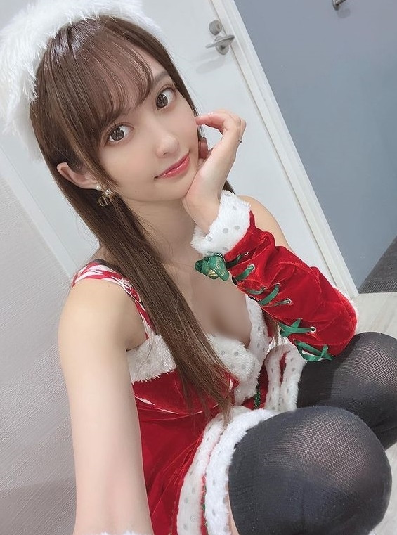 Bên cạnh đó với ngoại hình vượt trội, nữ nha sĩ gợi cảm cũng được một số nhãn hàng, đài truyền hình chú ý.