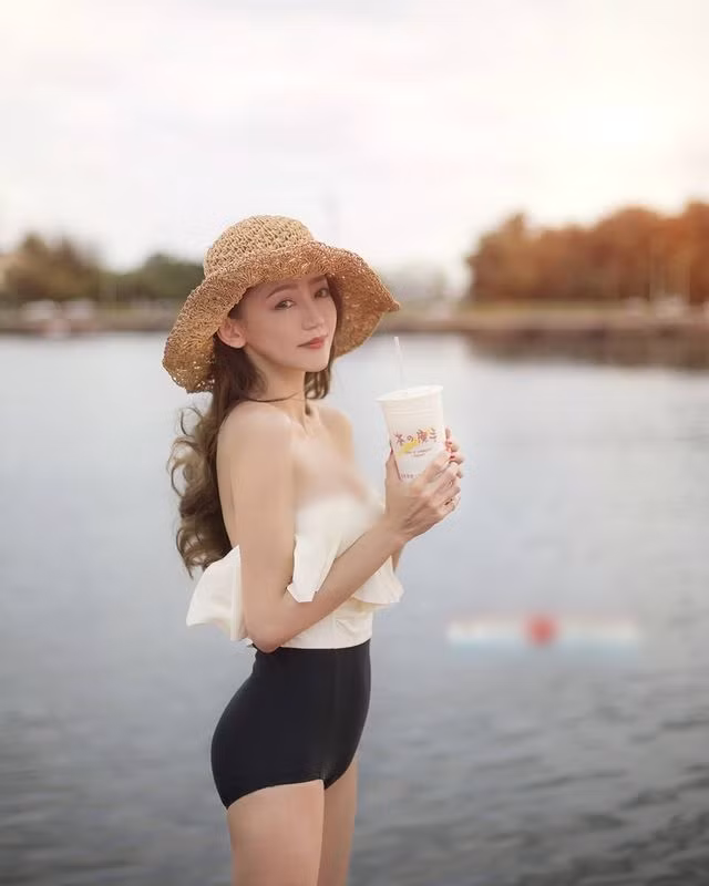 Điển hình như trong set đồ này, Nagase Kunni khoe được đôi vai thanh mảnh, vòng bụng phẳng lỳ và bộ ngực cỡ khủng.