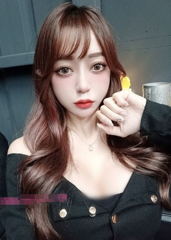 Theo tìm hiểu, nữ giáo viên gợi cảm Nagase Kunni từng học đại học tại Kyoto, Nhật Bản, chuyên ngành tiếng Nhật. Sau khi tốt nghiệp, cô nàng làm việc tại Nhật Bản một thời gian.