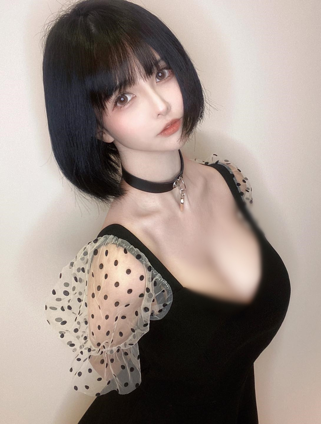 Thi thoảng, Marika cũng khoe nét nữ tính của mình trong những set đồ xẻ sâu, bó sát và pha chút bánh bèo.