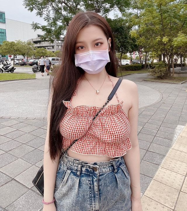 Cách đây ít lâu, Yumi cũng từng gây tranh cãi khi cố tình đeo chéo chiếc túi xách, khiến đôi gò bồng đảo của mình trở nên nổi bật hơn.