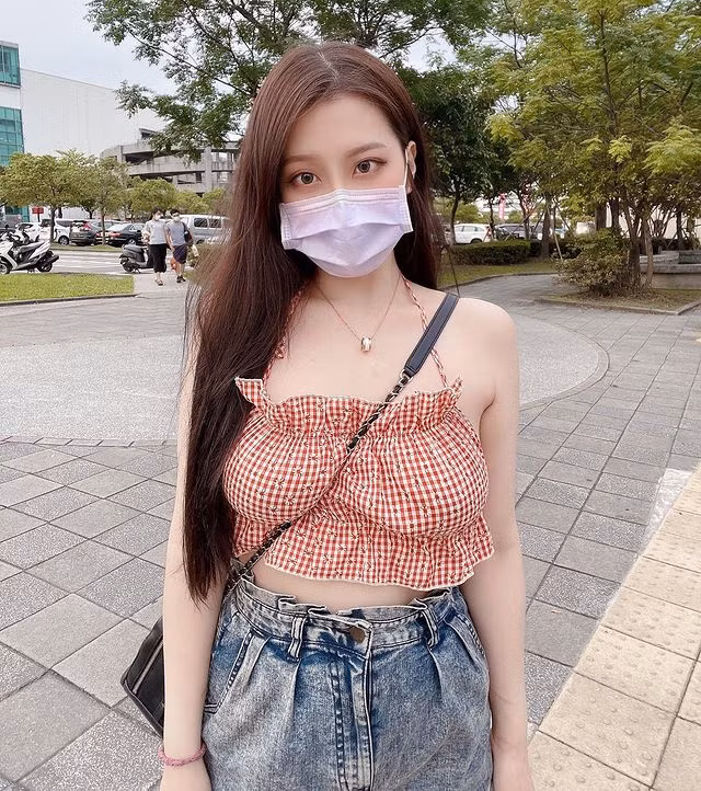 Cách đây ít lâu, Yumi cũng từng gây tranh cãi khi cố tình đeo chéo chiếc túi xách, khiến đôi gò bồng đảo của mình trở nên nổi bật hơn.