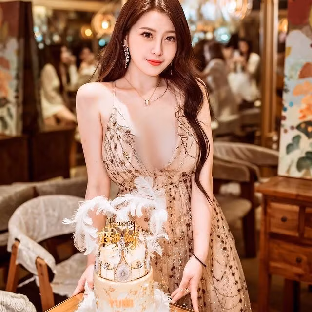 Tuy nhận được nhiều góp ý nhưng hot girl xứ Đài không hề tiếp thu, sửa đổi mà ngày một hở bạo hơn.