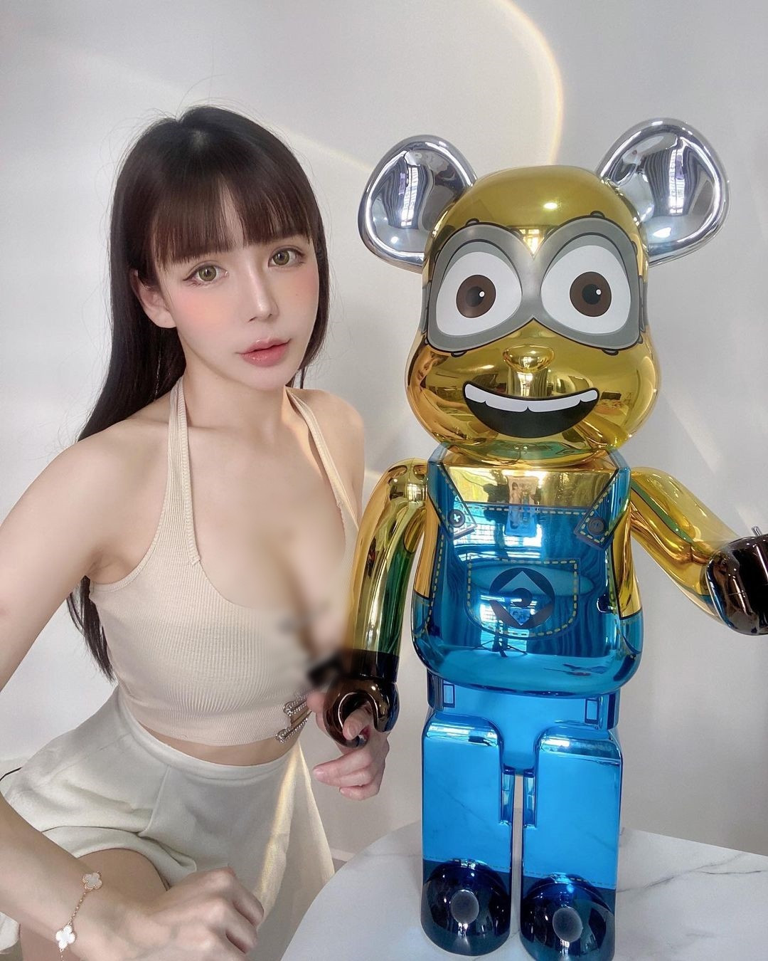 Trang phục ưa thích nhất của hot girl xinh đẹp Amanda là những chiếc áo crop-top bó sát và quần hoặc cạp cao.