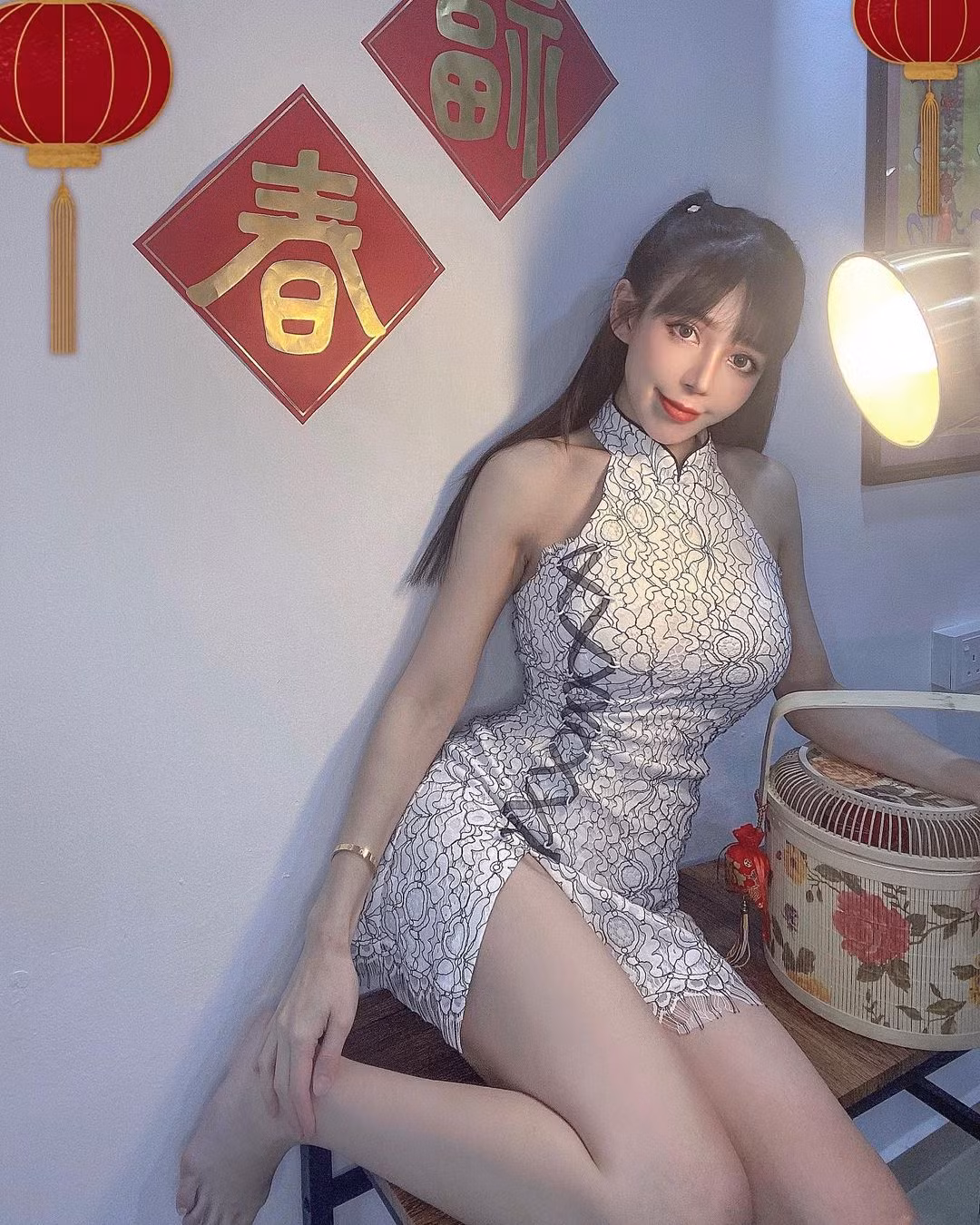 Chiếc xường xám cách điệu khoe trọn vẻ đẹp hình thể của hot girl người Malaysia.