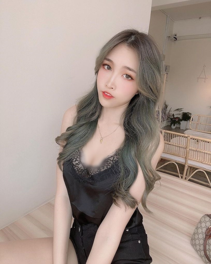 Nhiều người chỉ trích Fedora là kẻ háo danh khi bất chấp tất cả để gây chú ý. Vốn dĩ với nhan sắc của mình, cô nàng không cần làm như vậy để lôi kéo fan.