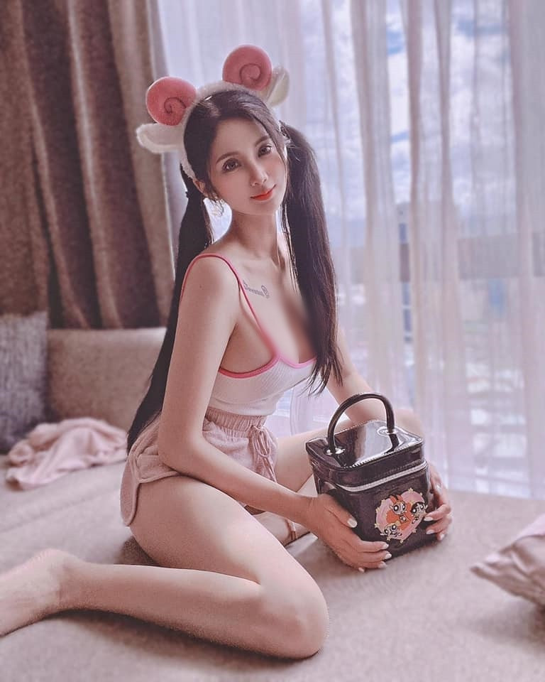 Trong những bức ảnh Như Ý đăng tải lên trang cá nhân, hot girl gợi cảm không ngại khoe đường cong cơ thể.