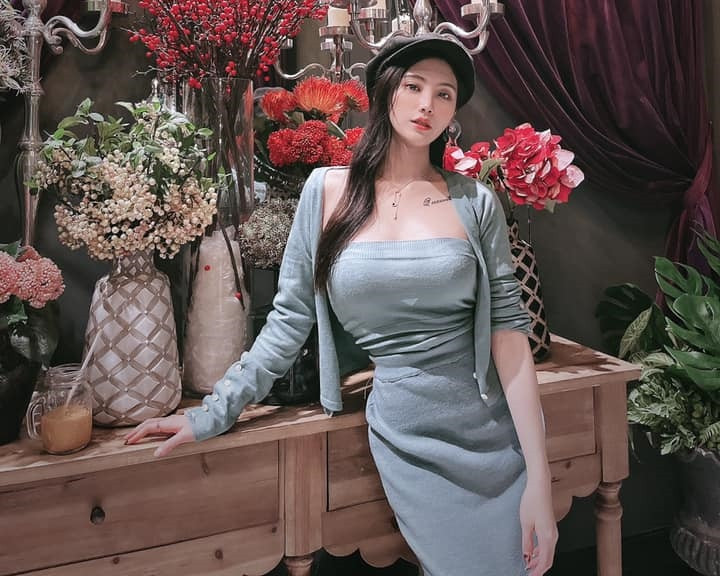 Như Ý từng theo học nghệ thuật biểu diễn, từng là đội trưởng câu lạc bộ nhảy ở trường, có nhiều kinh nghiệm biểu diễn vũ đạo. Cô nàng cũng tham gia các khóa đào tạo diễn viên.