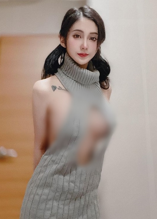 Vì mang hai dòng máu Trung Quốc - Hà Lan, Như Ý có được cả nét đẹp giữa Âu và Á. Mới đây, cô nàng tung ảnh diện đồ len thế nhưng set đồ của Như Ý được cư dân mạng nhận xét là mặc như không mặc.