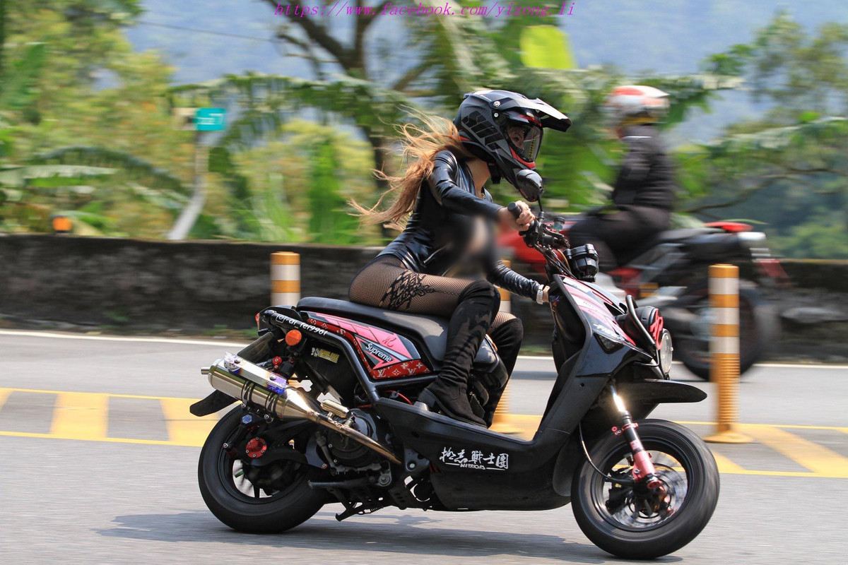 Đôi mắt to, khuôn miệng chúm chím như hoa anh đào và thân hình bốc lửa của Ngải Phi khiến cô nàng cực đông người hâm mộ.