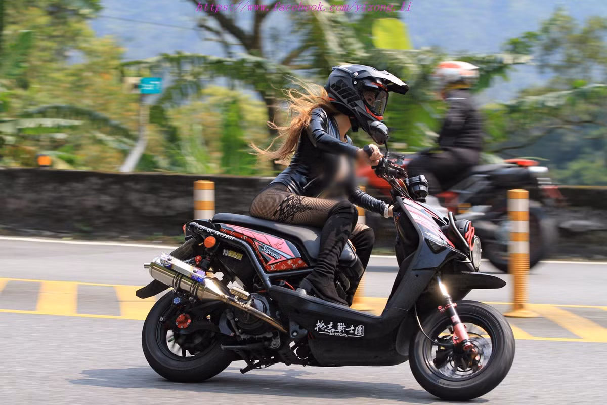 Đôi mắt to, khuôn miệng chúm chím như hoa anh đào và thân hình bốc lửa của Ngải Phi khiến cô nàng cực đông người hâm mộ.