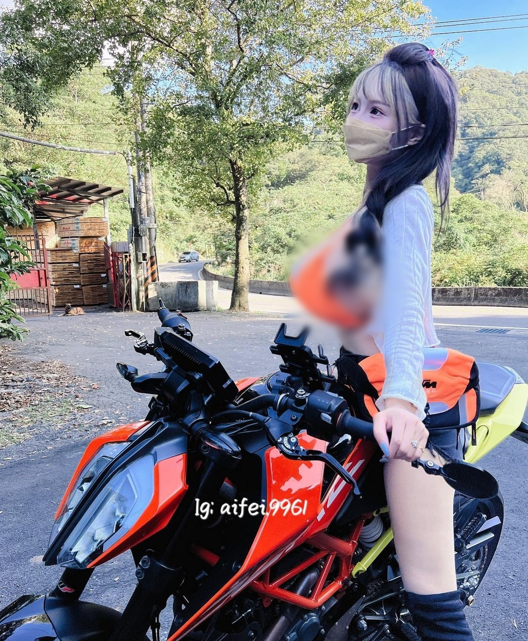 Chính vì thế, hot girl xinh đẹp có rất nhiều fan nam, mức độ nổi tiếng không ngừng tăng vọt.