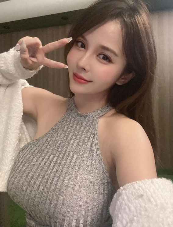 Ngoài mốt xẻ sâu, Trần Hương Lăng cũng thích những thiết kế hai dây, kiểu yếm, giúp cô khoe được đường cong thanh xuân đầy quyến rũ.