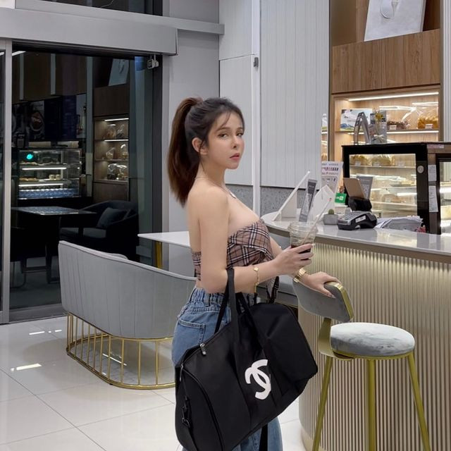 Mặc dù Trần Hương Lăng cũng từng vấp phải nhiều ý kiến trái chiều, cho rằng nhan sắc của cô nàng là thẩm mỹ, bộ ngực siêu khủng cũng có thể là do bơm lên.