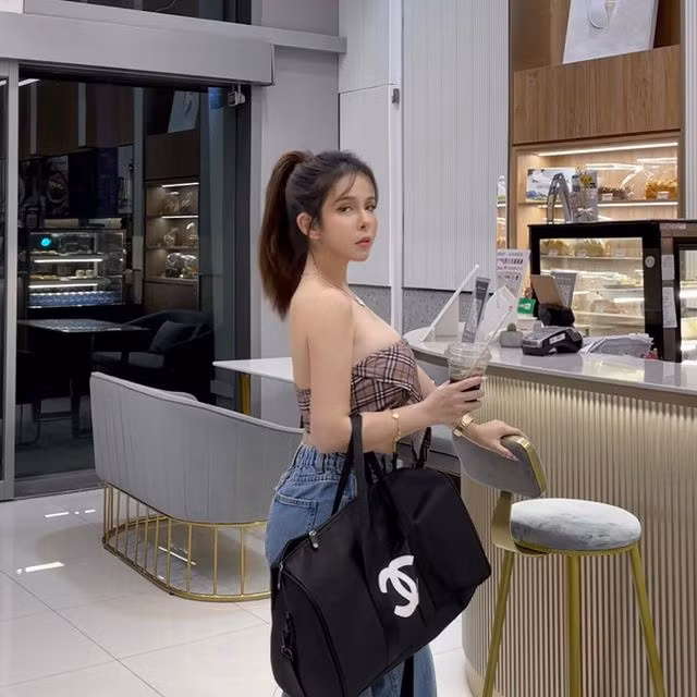 Mặc dù Trần Hương Lăng cũng từng vấp phải nhiều ý kiến trái chiều, cho rằng nhan sắc của cô nàng là thẩm mỹ, bộ ngực siêu khủng cũng có thể là do bơm lên.