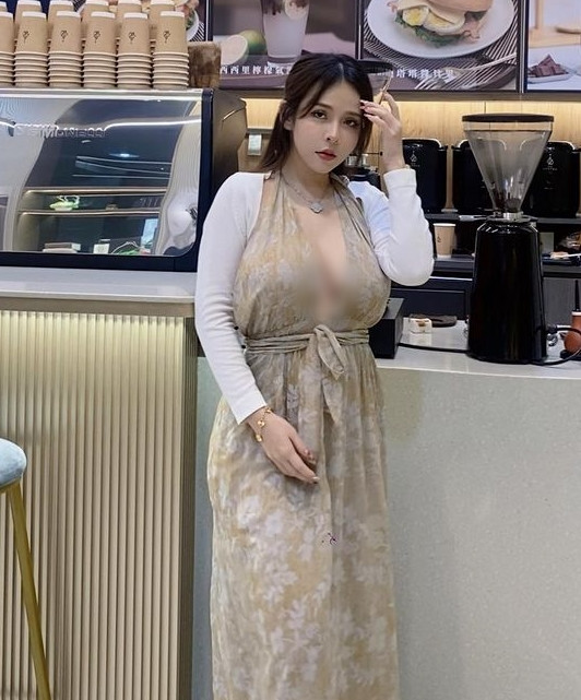 Với thân hình bốc lửa, đặc biệt là vòng một cỡ H, Trần Hương Lăng còn được người hâm mộ ưu ái gọi là "hot girl siêu vòng một".