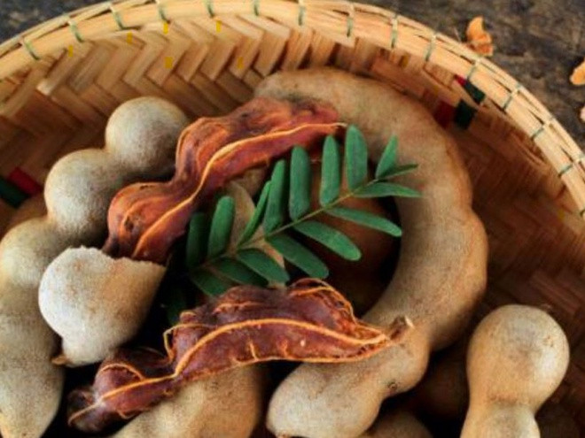 Trong y học cổ truyền, quả me được xem là có công dụng làm dịu cơn khát, thanh nhiệt, bồi bổ gan và cải thiện thị lực. Nó thường được sử dụng để điều trị say nắng, khó tiêu, đau bụng, viêm dạ dày mãn tính, táo bón, huyết áp cao và bệnh tim do thiếu sắt.